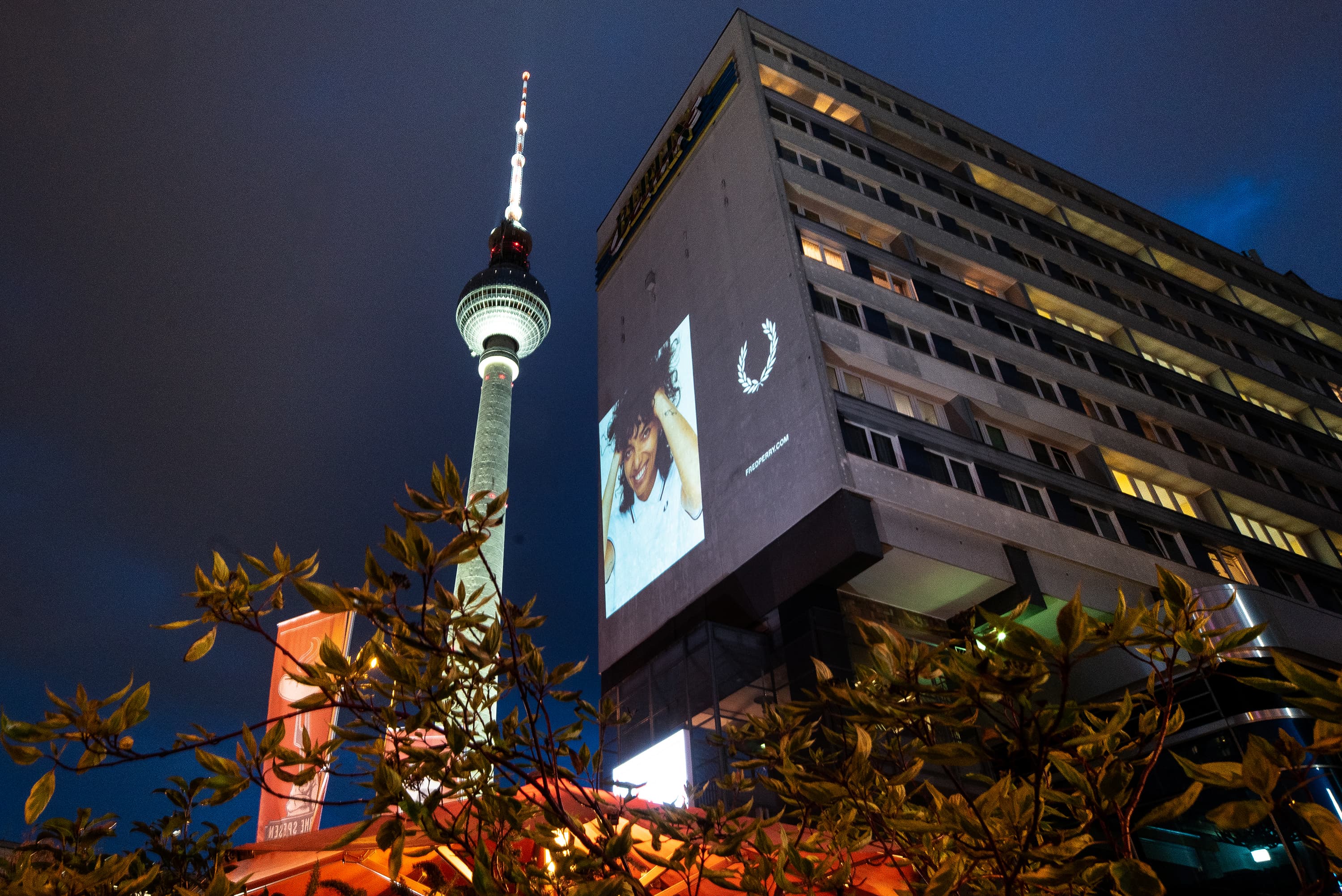 Fred Perry Projektion mit Fernsehturm im Hintergrund, Berlin bei Nacht