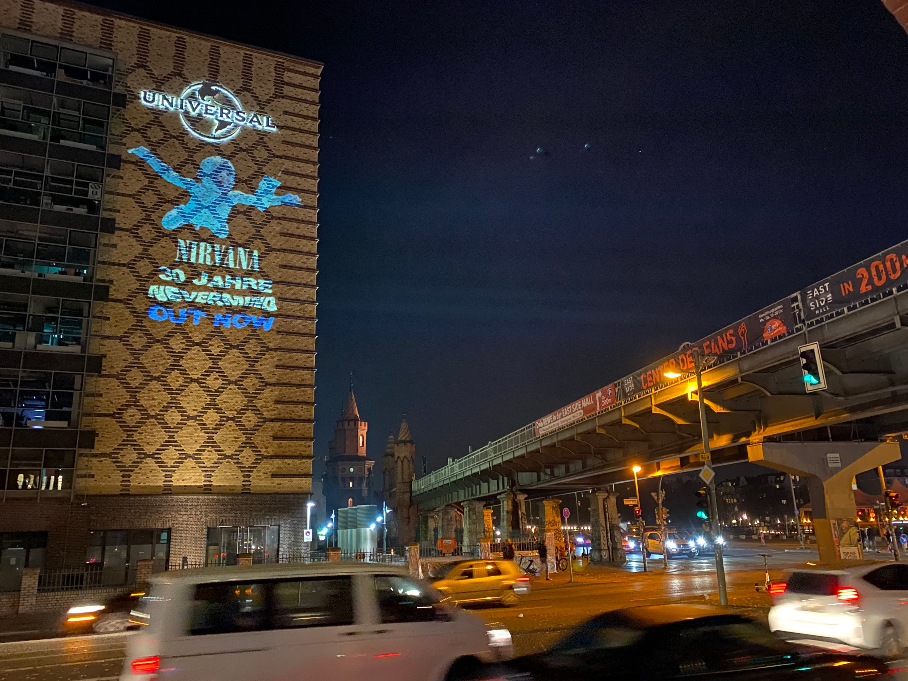 Nirvana Nevermind 30 Jahre Projektion auf Gebäude mit Oberbaumbrücke