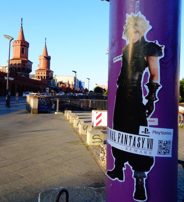 Final Fantasy VII Remake Cut Out Aufsteller mit Oberbaumbrücke im Hintergrund