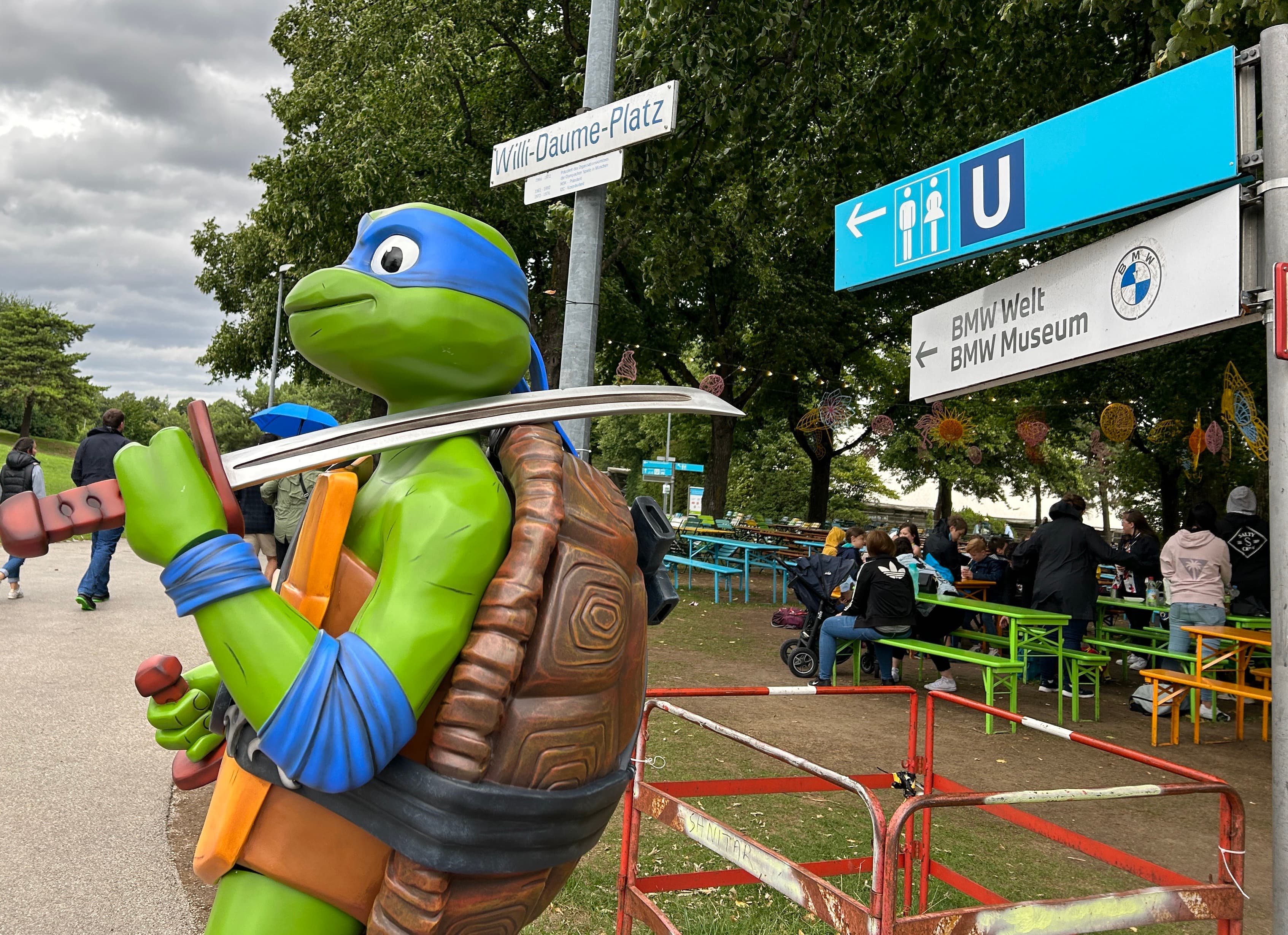 Ninja Turtle lebensgroße Figur bei BMW Welt, München