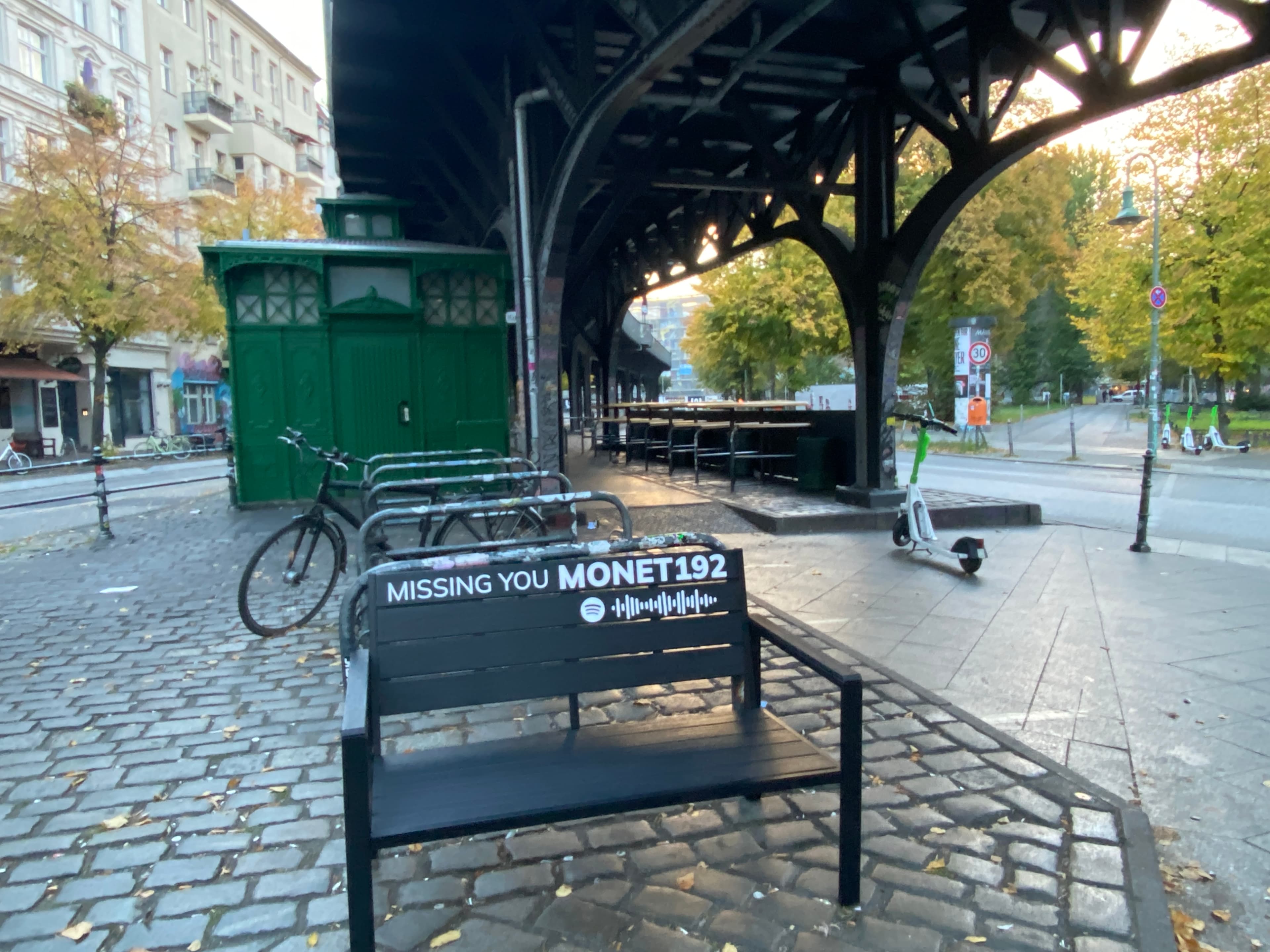 Missing You Monet192 Guerilla-Werbung auf Sitzbank unter Hochbahngleisen