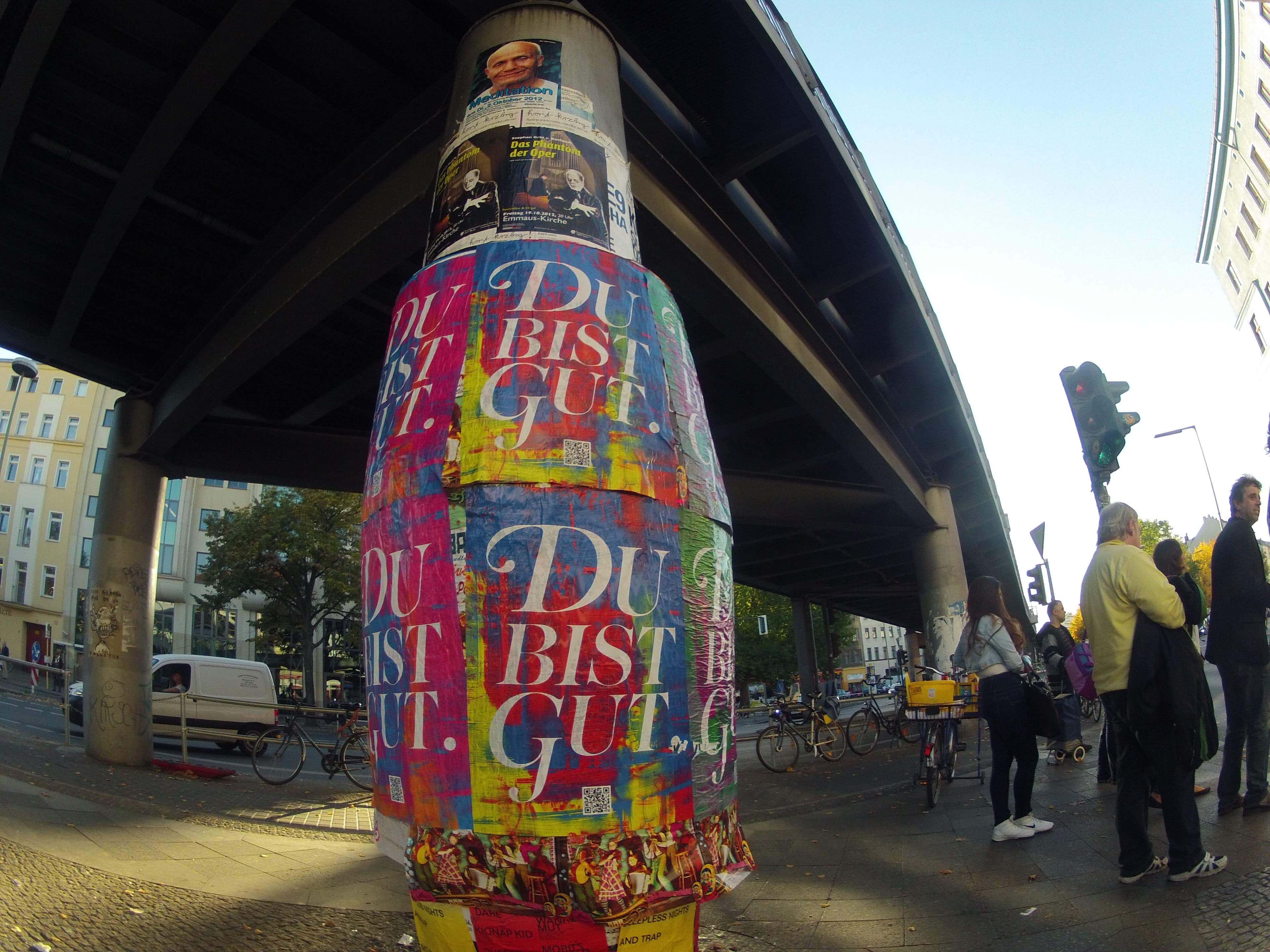 DU BIST GUT Plakatkampagne auf Litfaßsäule