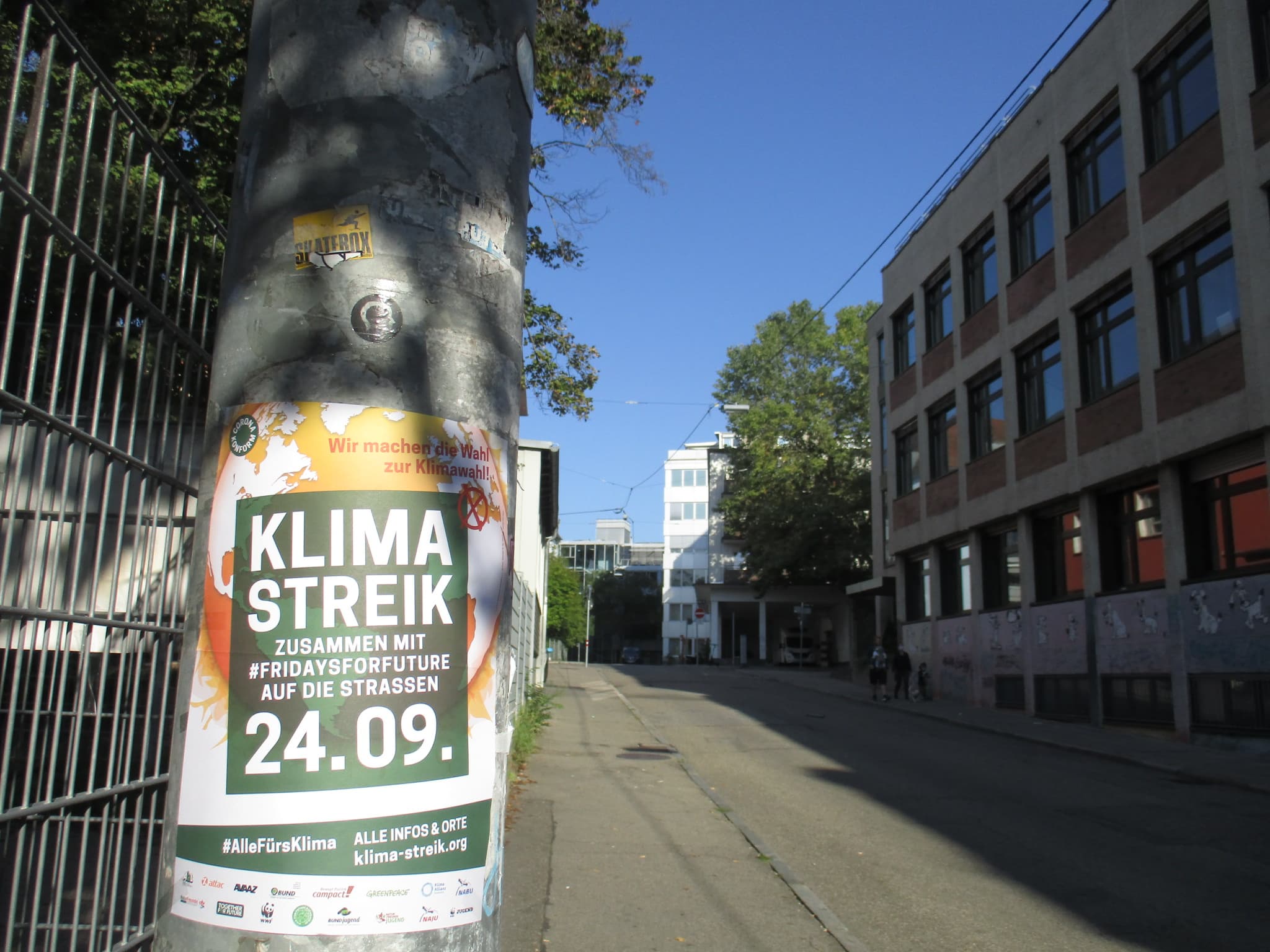 Plakat an Bauzaun