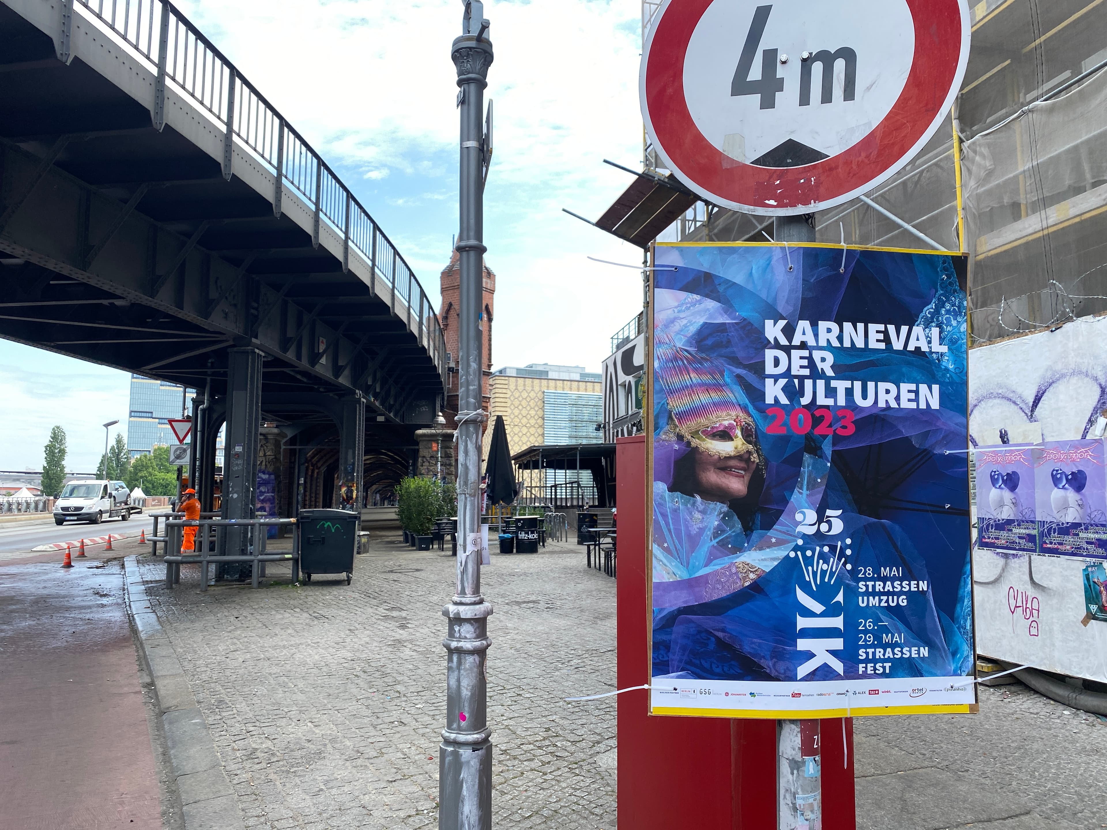 Karneval der Kulturen Plakat an Kreuzberger Brücke