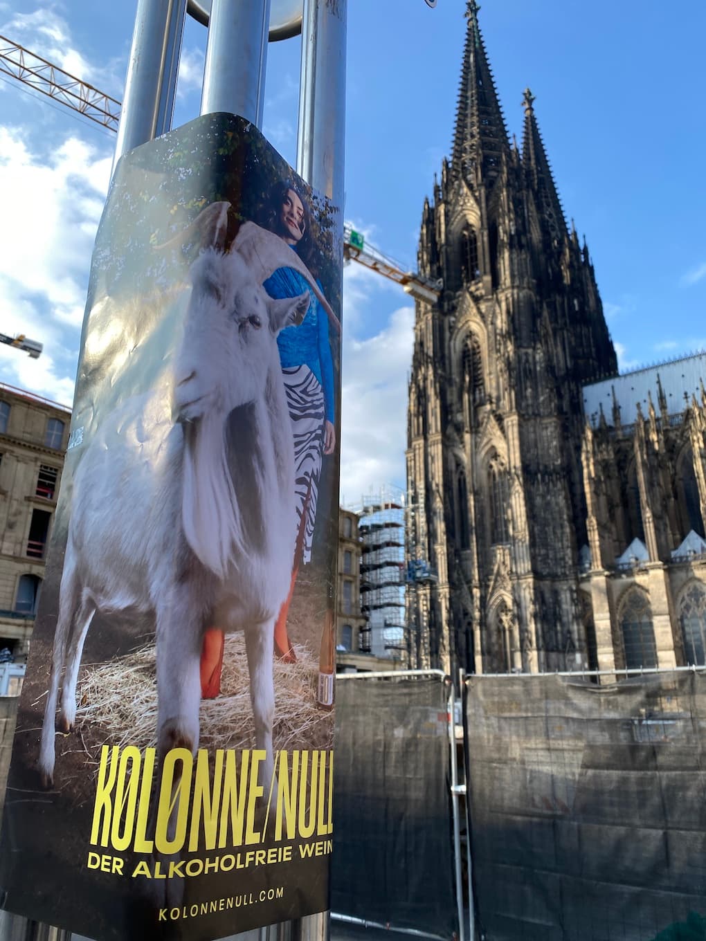 Kolonne Null Plakat mit Kölner Dom im Hintergrund