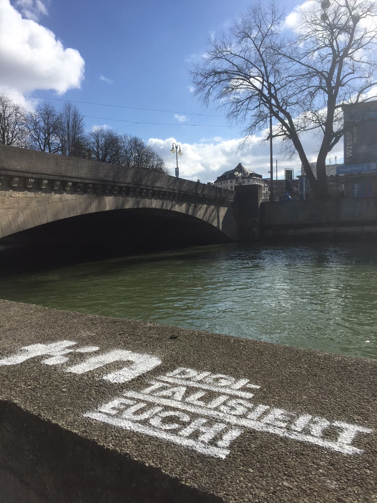 Street Stencil an der Isar in München